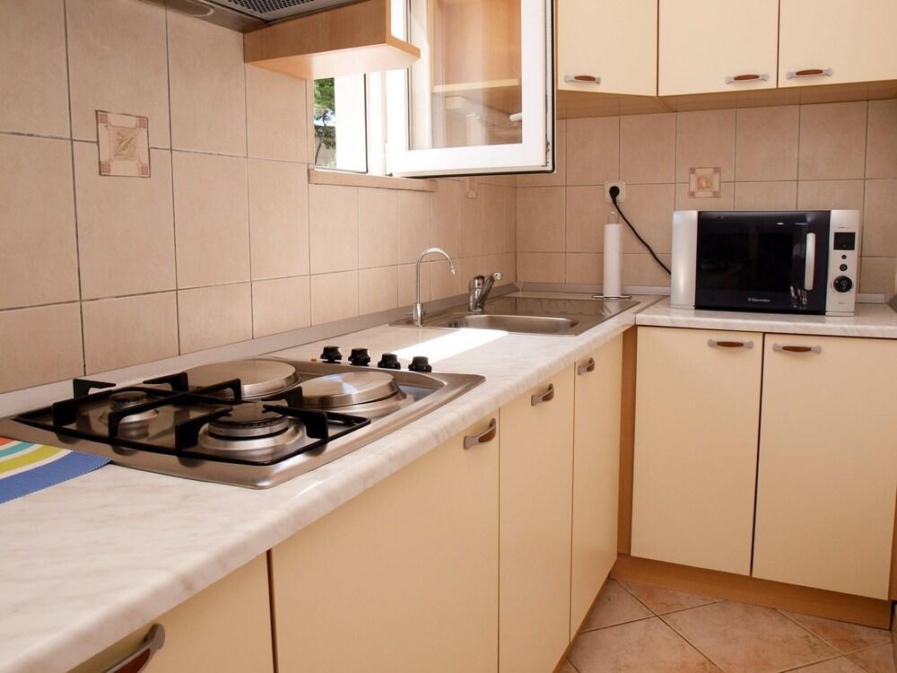 Jela - 50 m From Pebble Beach - A2