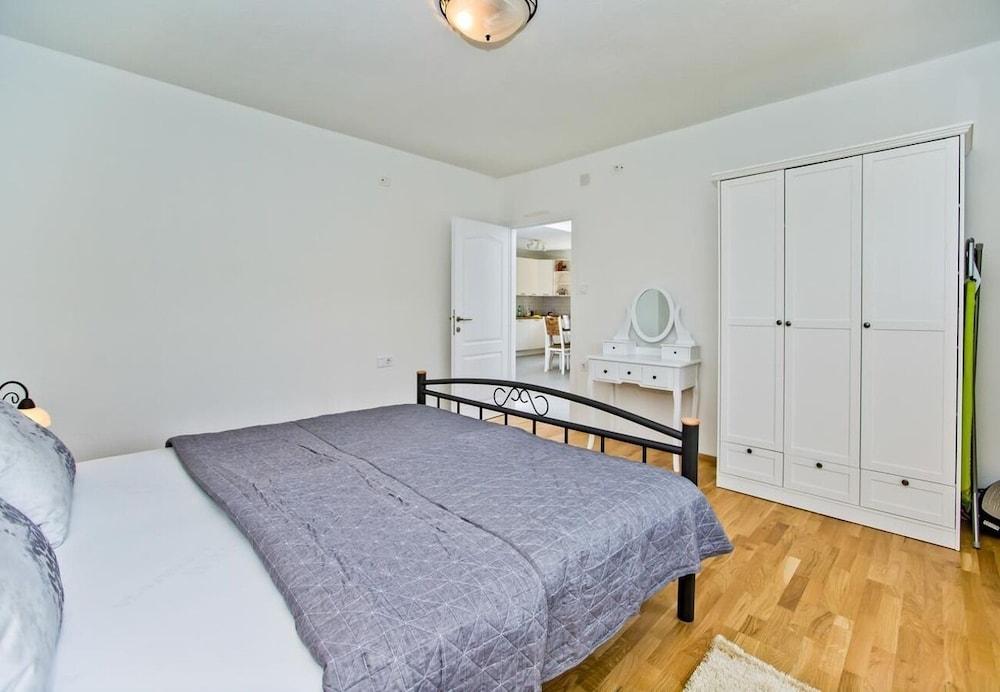 Brapa - Open Swimming Pool - H