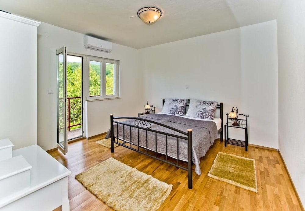 Brapa - Open Swimming Pool - H