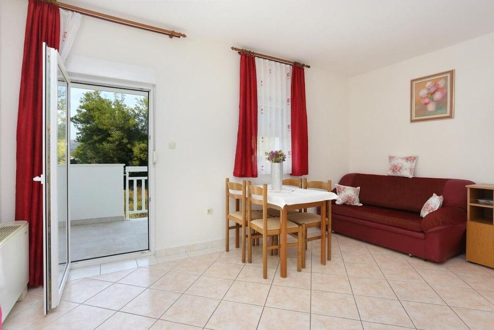 Lias 2 - With Restaurant - A11