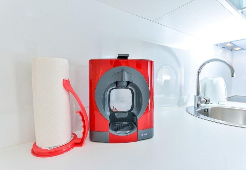 Sunny by the Sea - App4