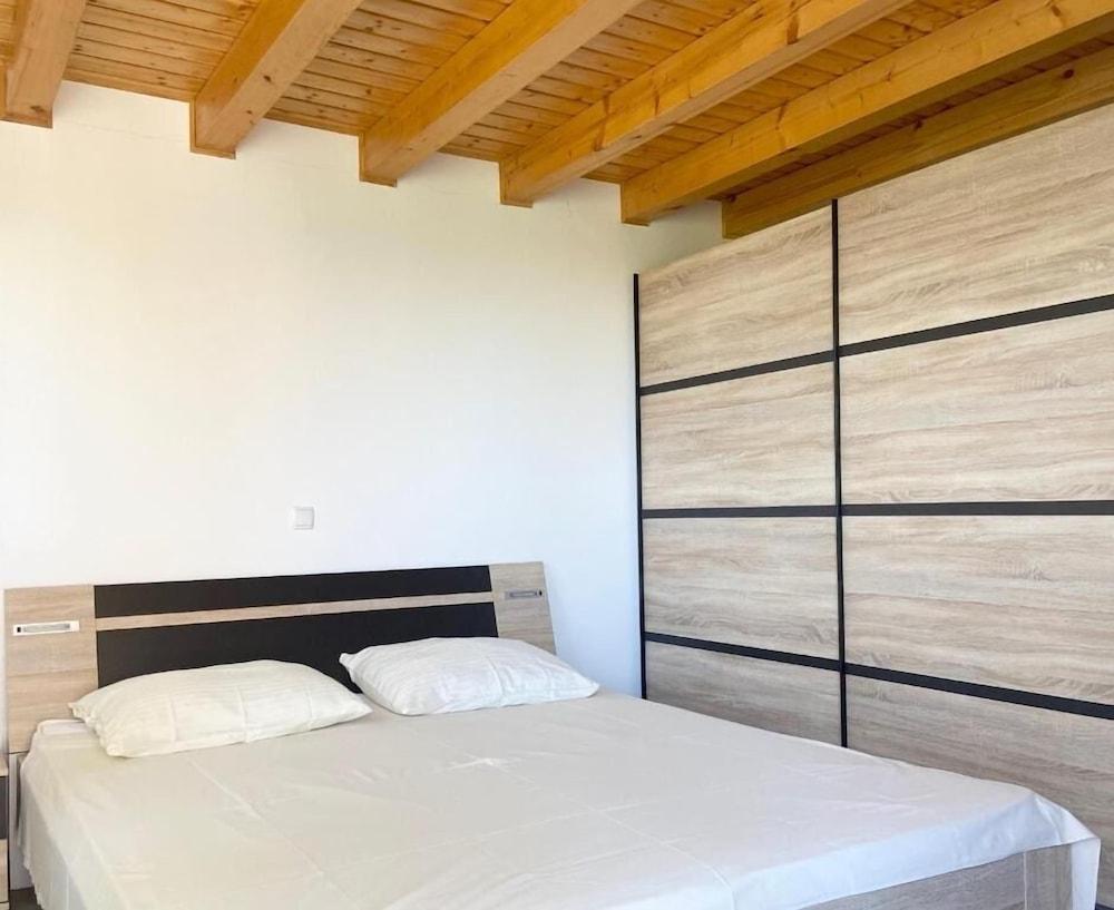 Žare - With Garden - A2