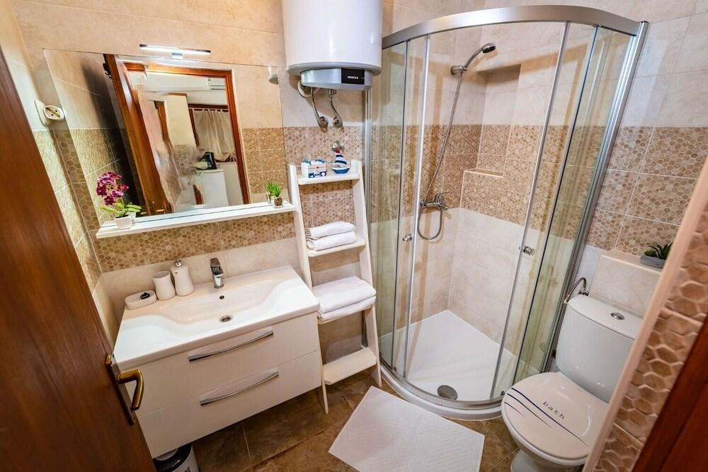 San - Comfortable and Great Location - A2