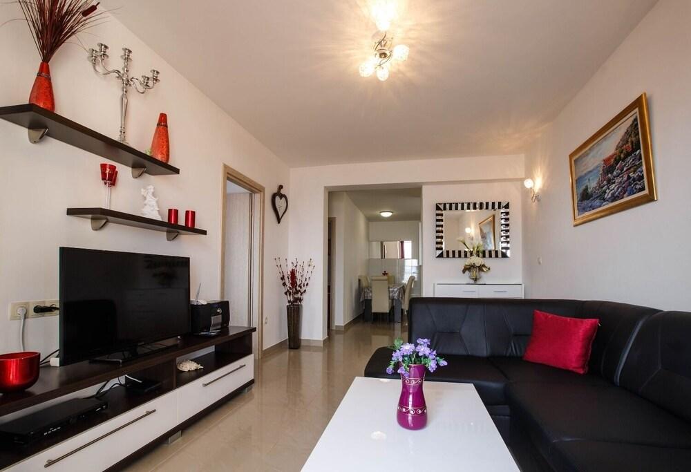 Dusa - With Pool - A1 - I kat