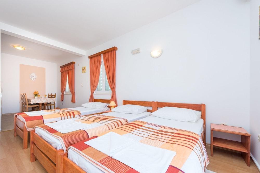 Mat - Free Parking - A1