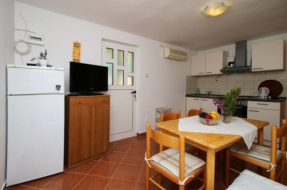 Elvi - Amazing Position & Parking - A4 Gornji