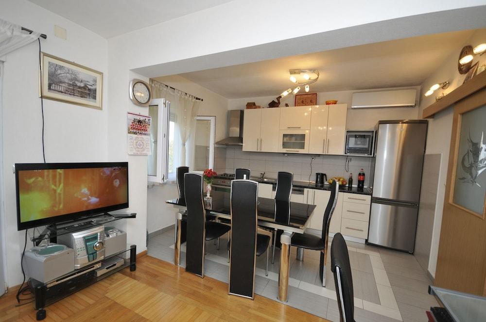 Ivica - Parking - A1