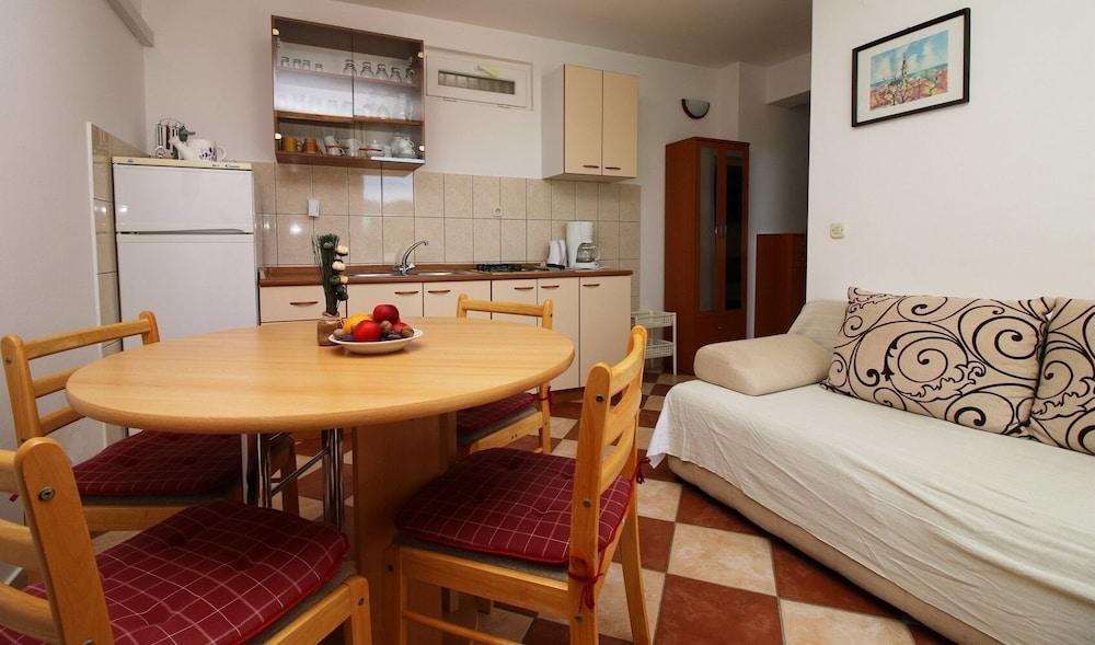 Elvi - Amazing Position & Parking - A2