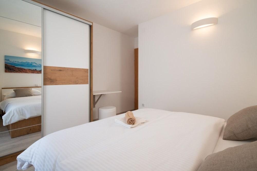 Lux 2 - Heated Pool - A2