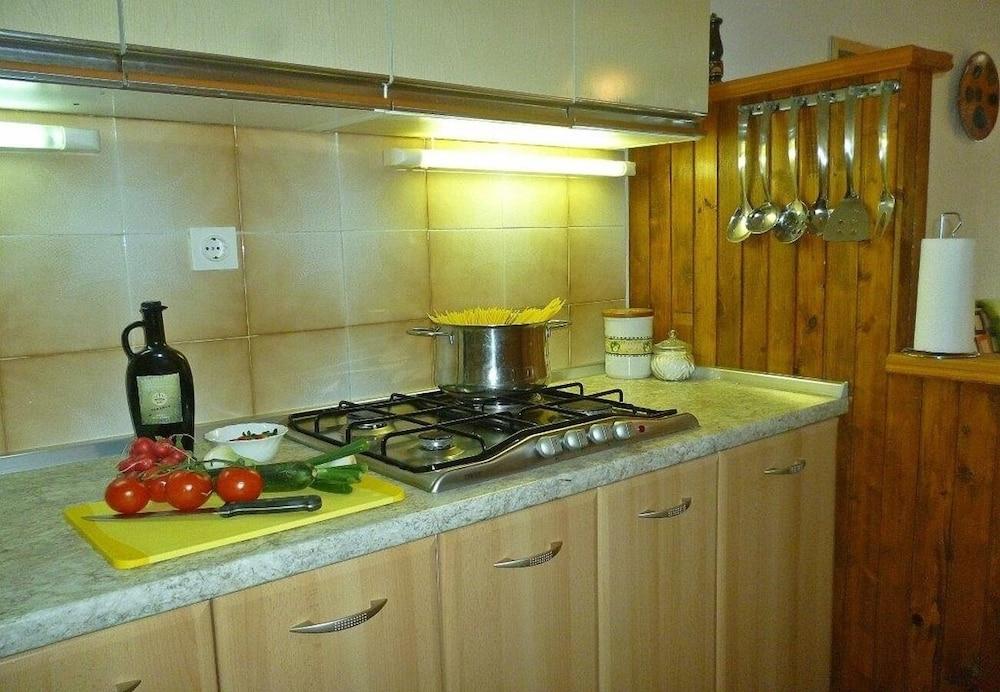 Bosi - Free Parking - H