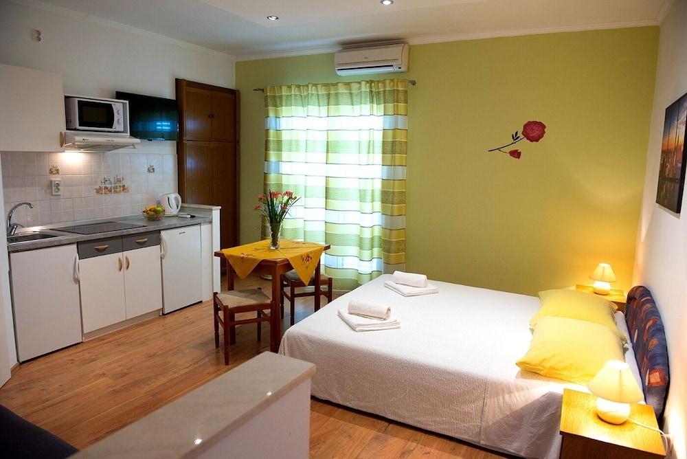 Robi - 50m From Beach - SA2