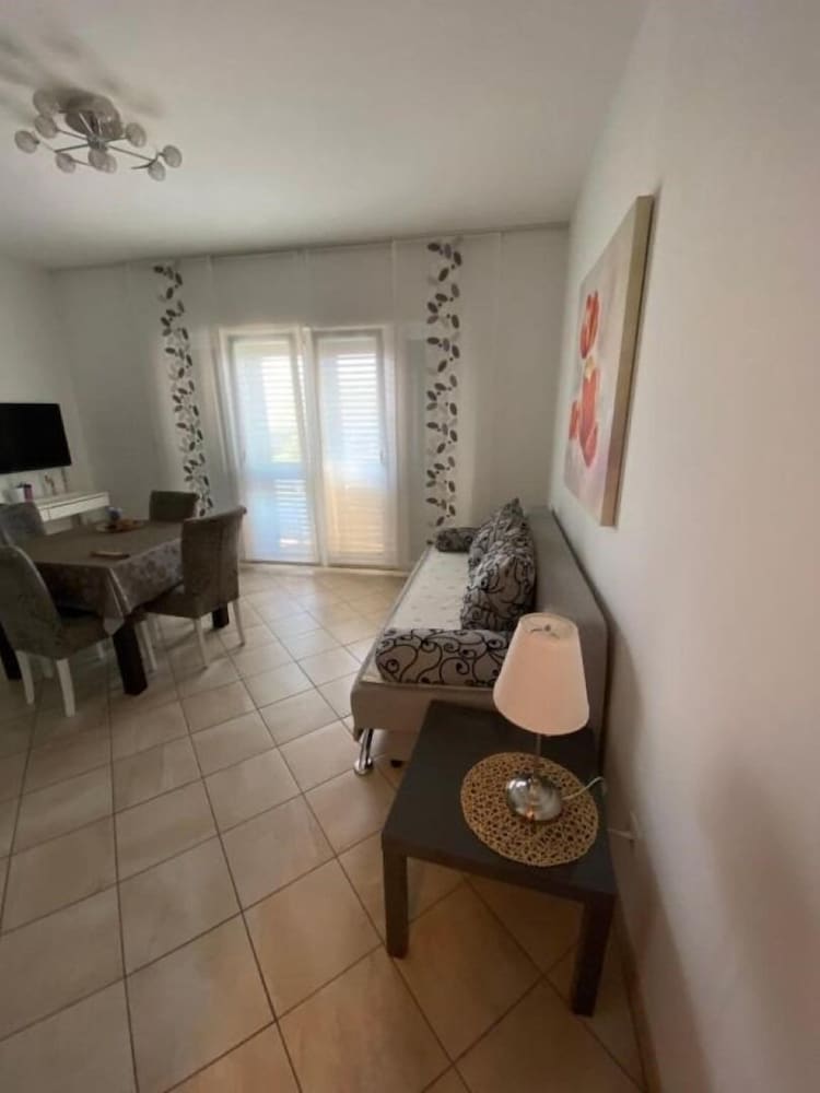 Ivy - Modern With Terrace - A1 Tulipan