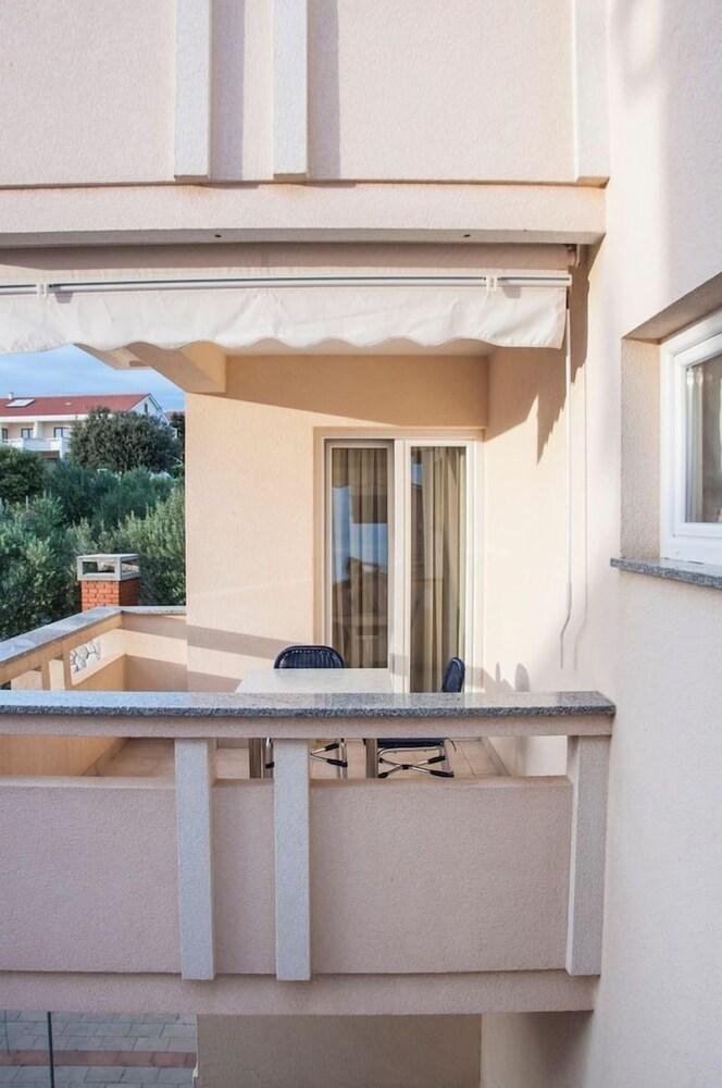 Karolinas - Parking - SA5