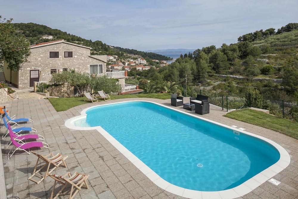 Star - With Swimming Pool - A3 Ruzmarin