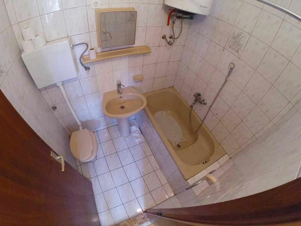 Star - With Swimming Pool - A3 Ruzmarin