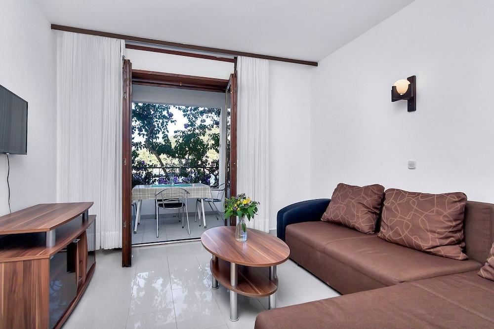 Nikola - 5 m From Beach - AD