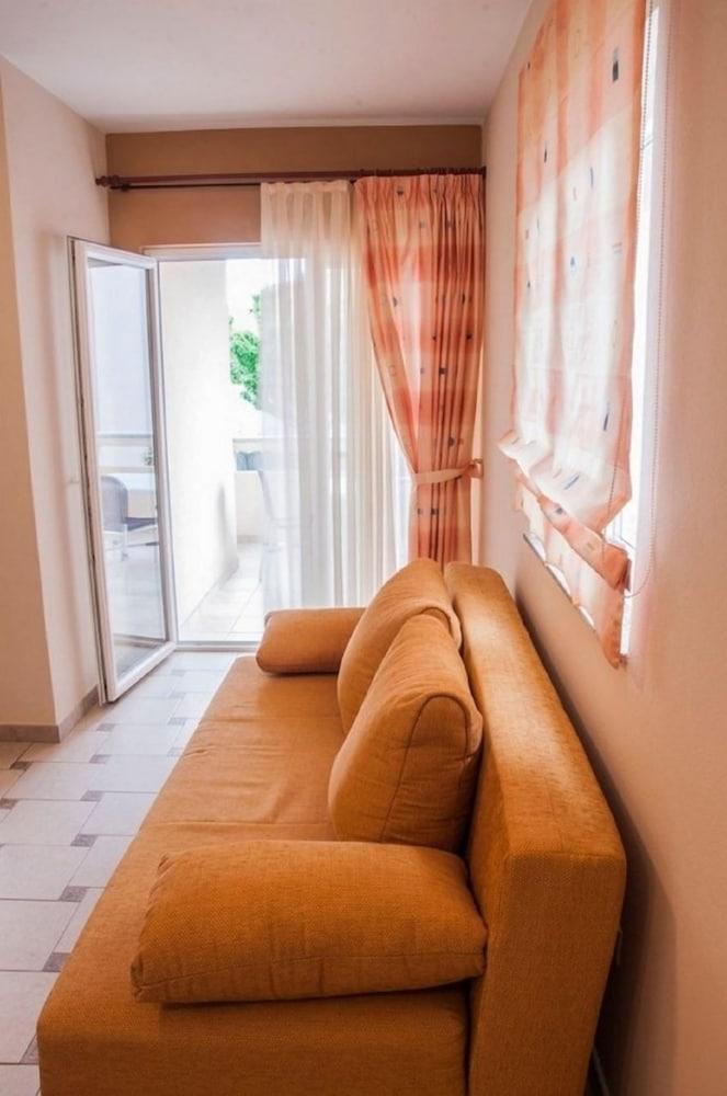 Karolinas - Parking - A1-yellow