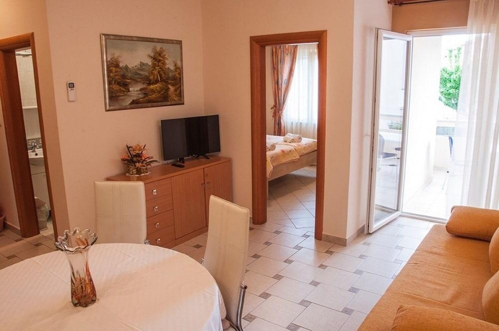 Karolinas - Parking - A1-yellow