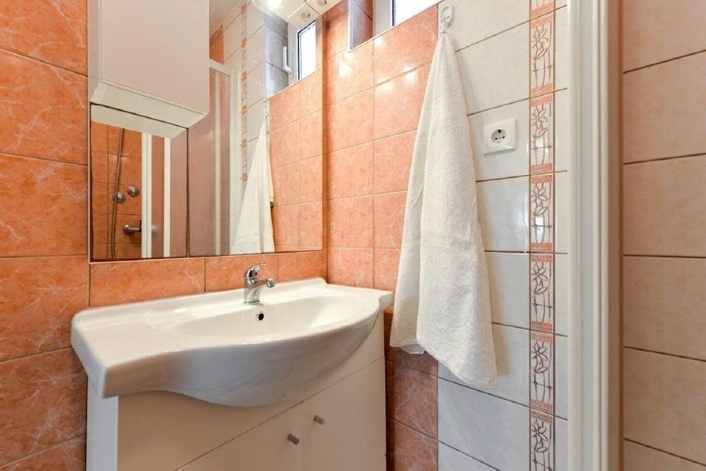 Edi - Amazing Location by the sea - A1