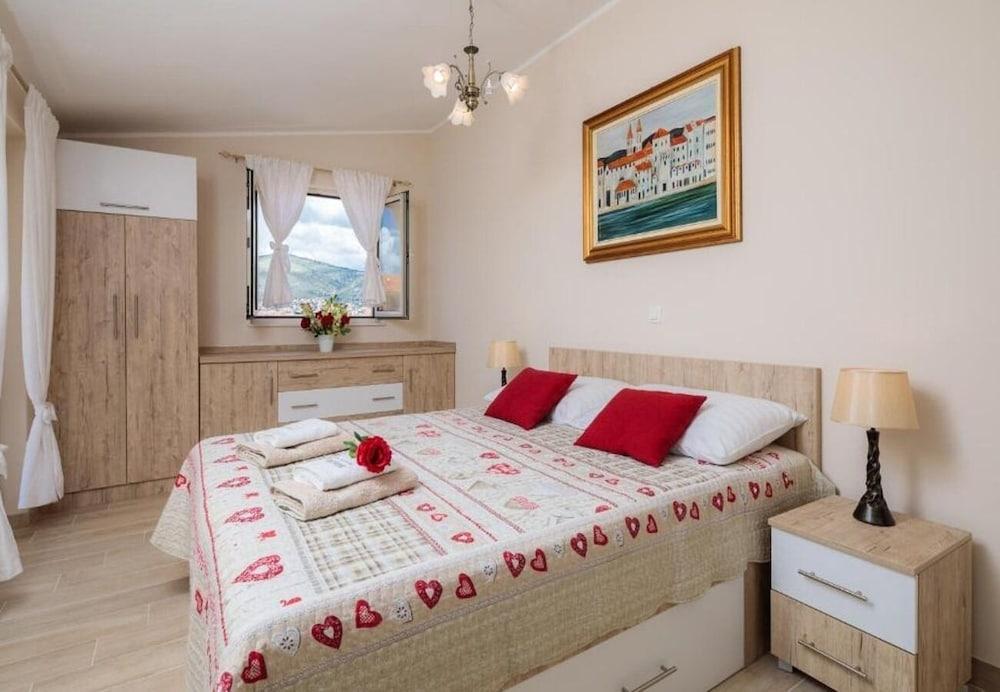 Dora - With Nice Courtyard - A1