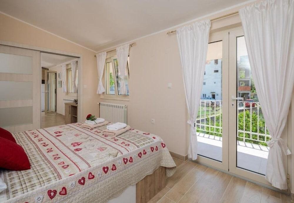 Dora - With Nice Courtyard - A1