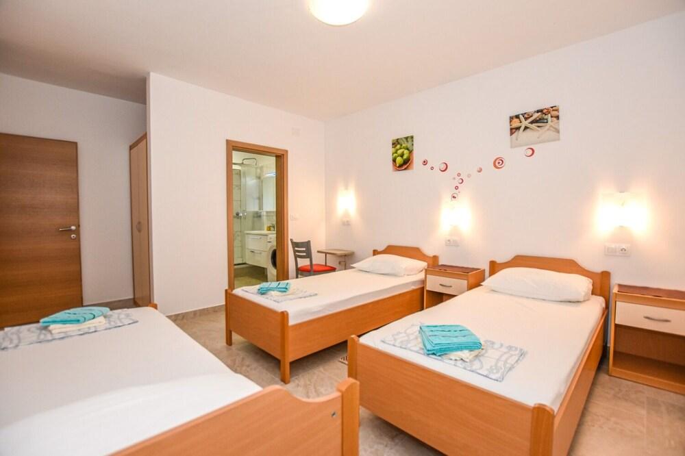 Neve - 50 m From Beach - A5