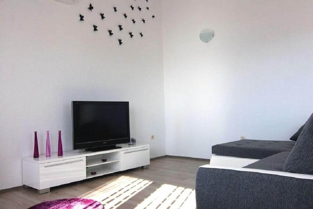 Central - 40m From the Beach - A3