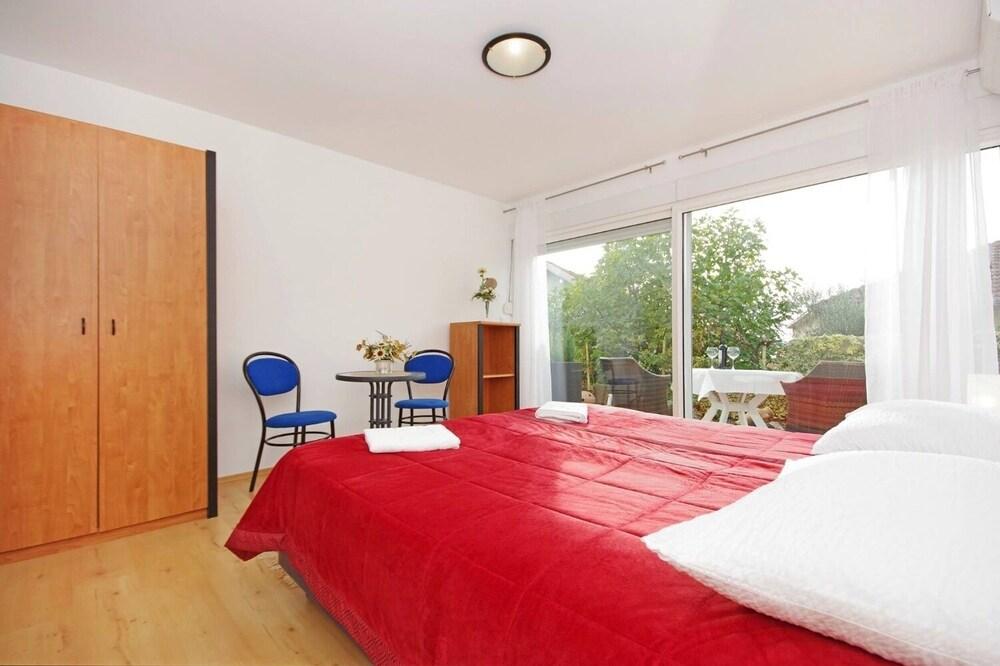 Javi - Free Private Parking - SA3