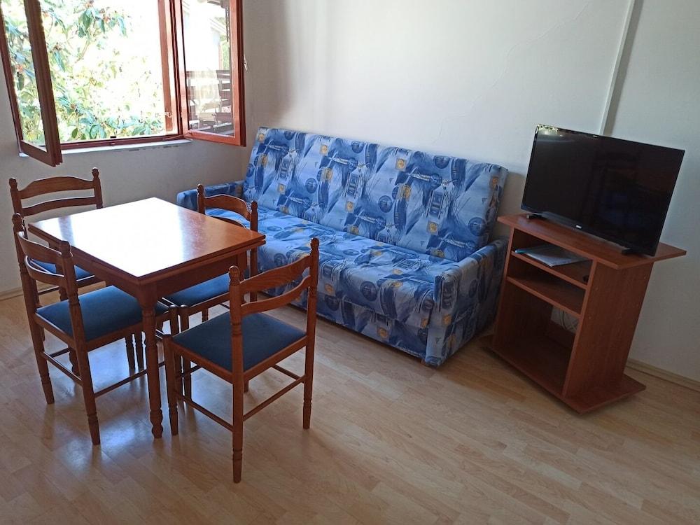 Davor - With Parking - A6