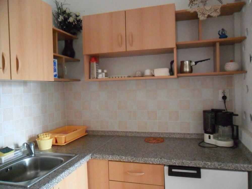 Sarin - Free Parking and Flat Internet - A1