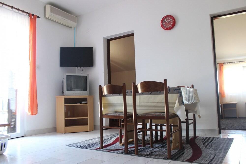 Ivy - Free Parking - A2