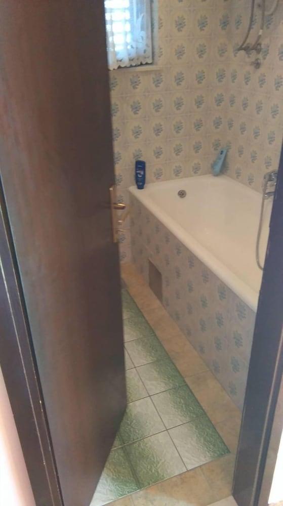 Vini - Direct by the sea and Free Parking - A4