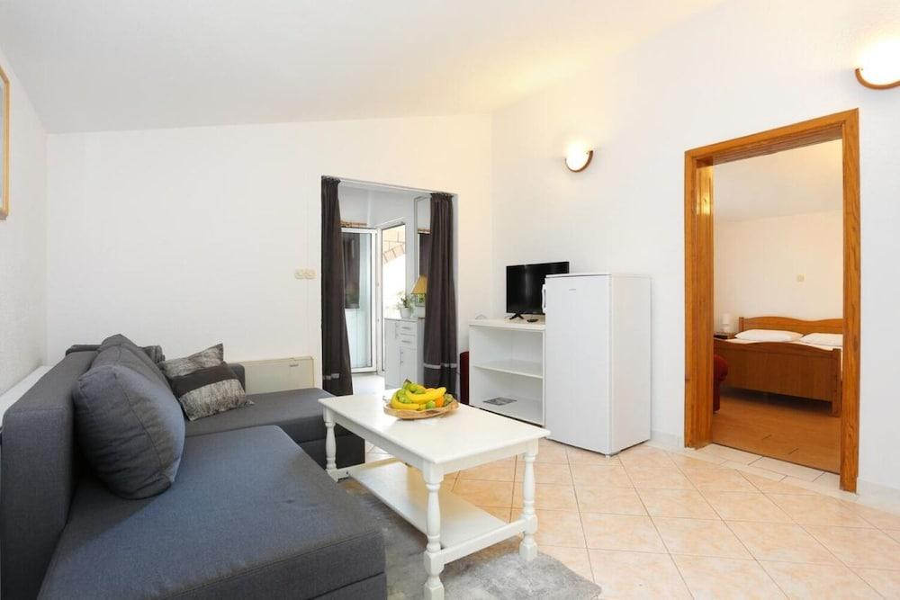 Lias 2 - With Restaurant - A12