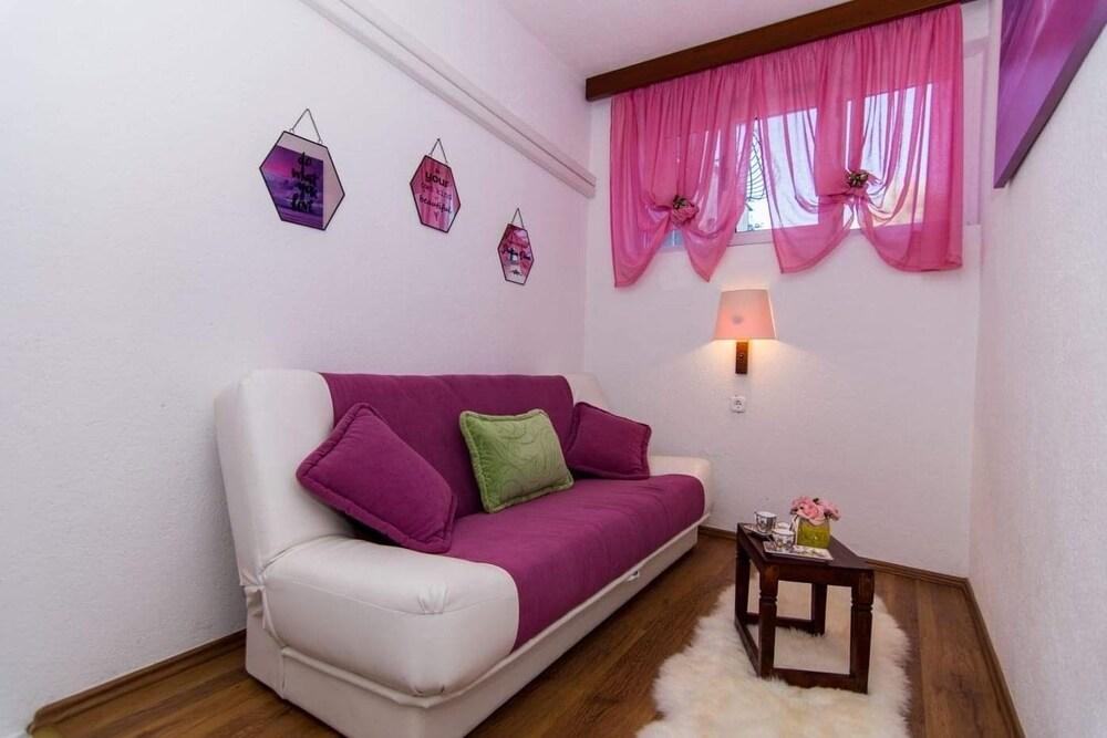 Sandra - Quiet & Close to the Beach - A4