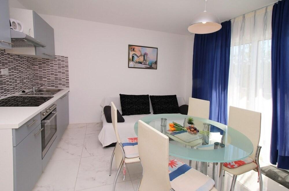 Elvi - Amazing Position & Parking - A3