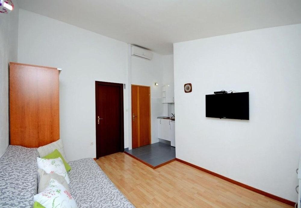 Jadro - 250 m From Beach - A2gornji