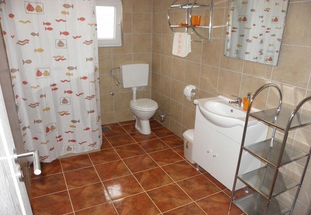 Ante - Free Parking - A2