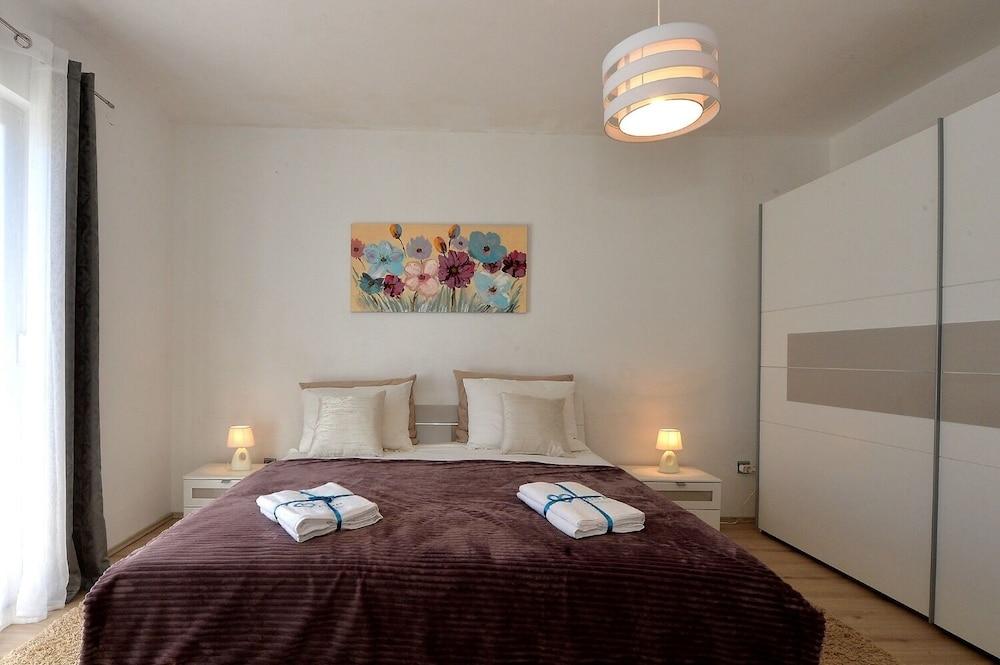 Olive - Swimming Pool - A2