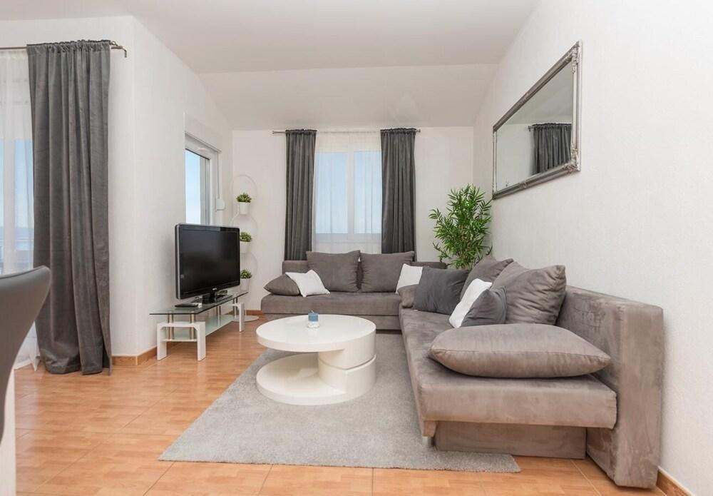 Ivi - 100 m From Pebble Beach - A4