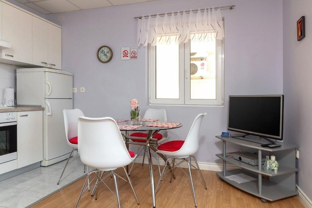 Rajna - 100 m From sea - A1 Crveni