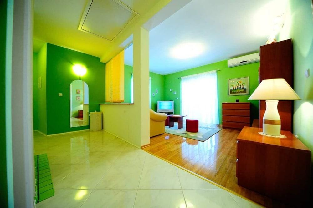 Mari - With Pool - H