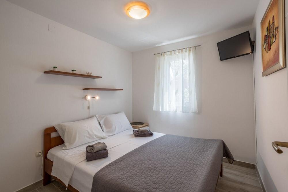 Maslina - Close to the sea - H