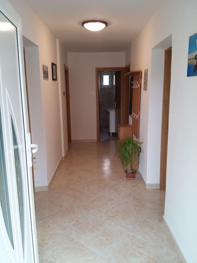 Nadica - Free Parking - A1