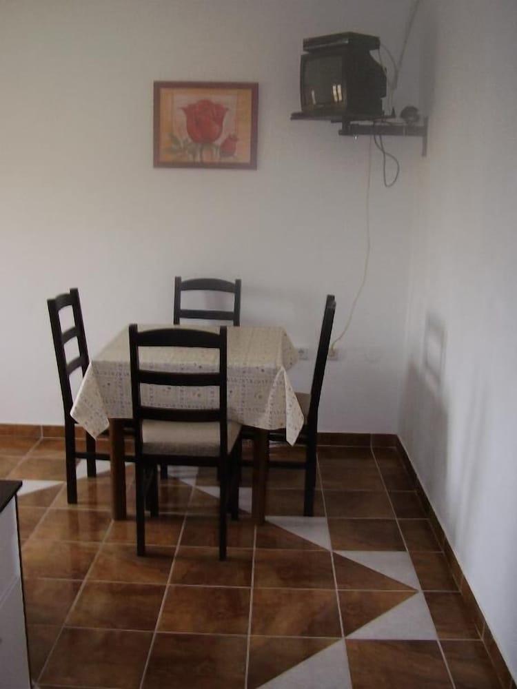 Zoki - Free Parking - A3 Donji