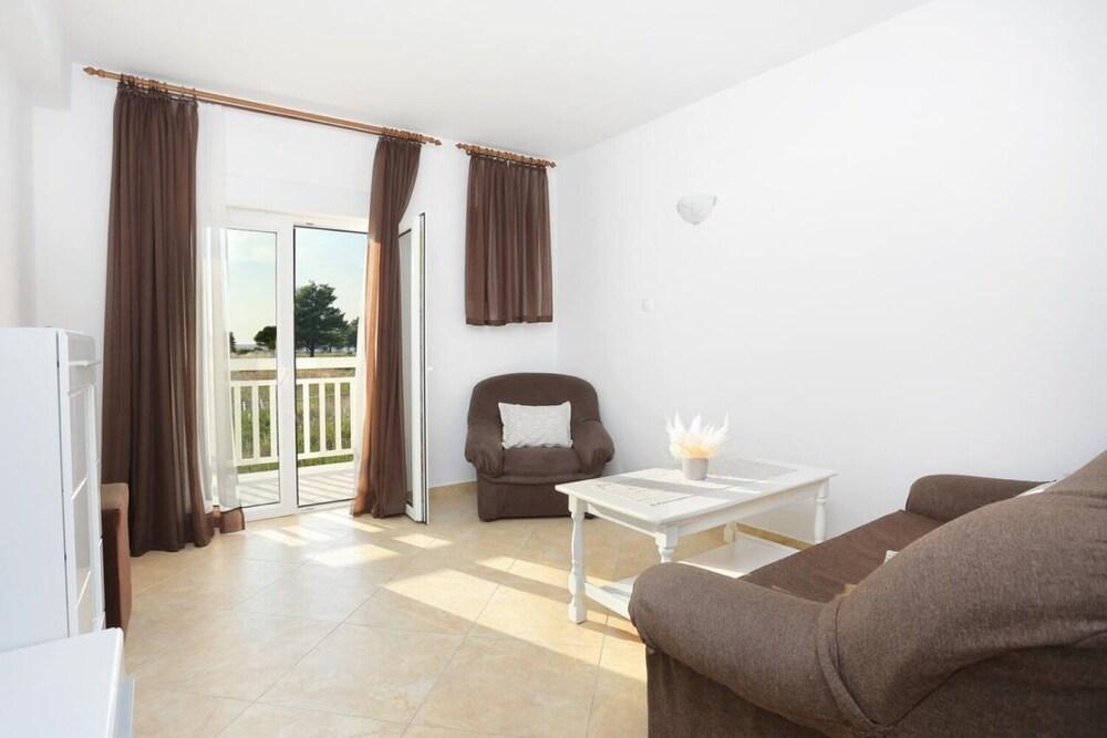 Lias - With Restaurant - A4