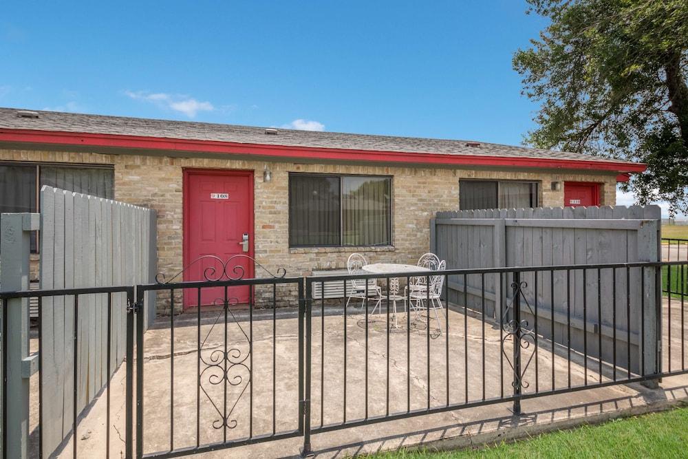 Americas Best Value Inn Lockhart