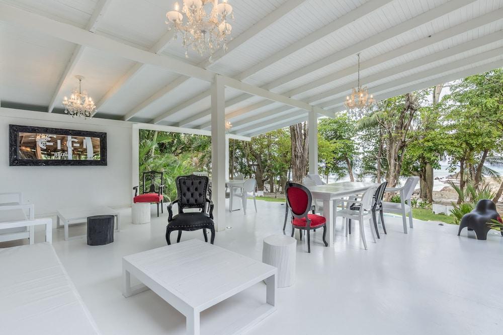 Gigi Brown Beachfront Santa Teresa