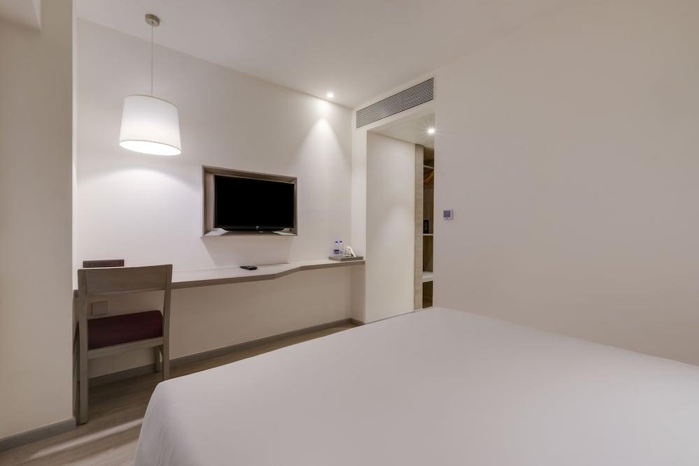 7 Apple Hotel Mahape