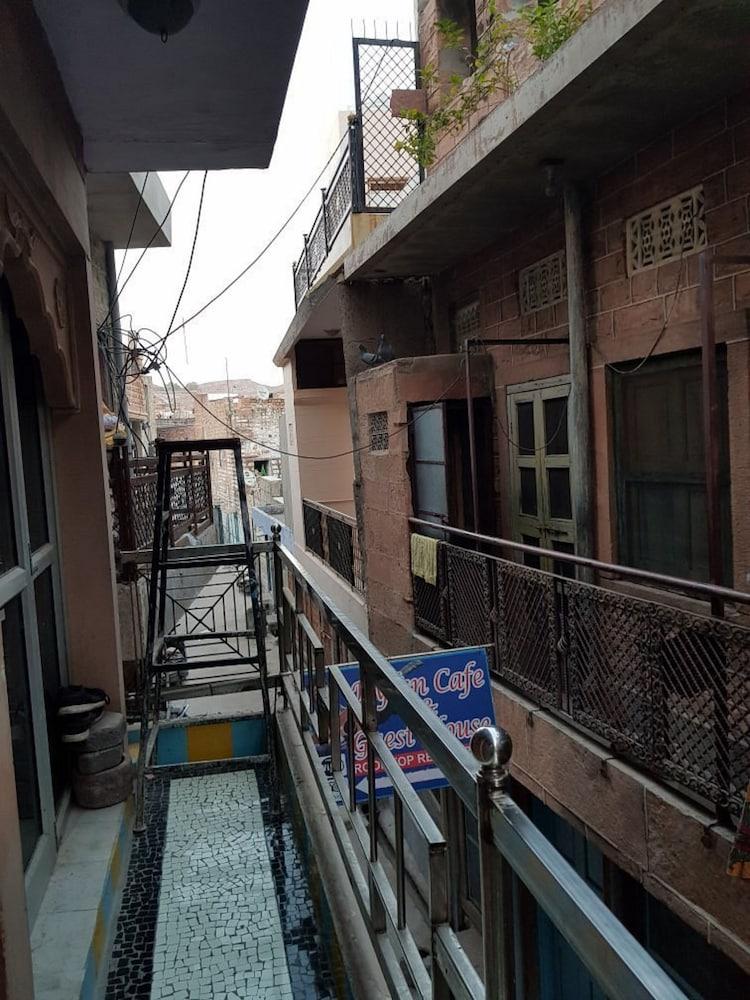 Goroomgo Dylan Cafe & Guest Jodhpur