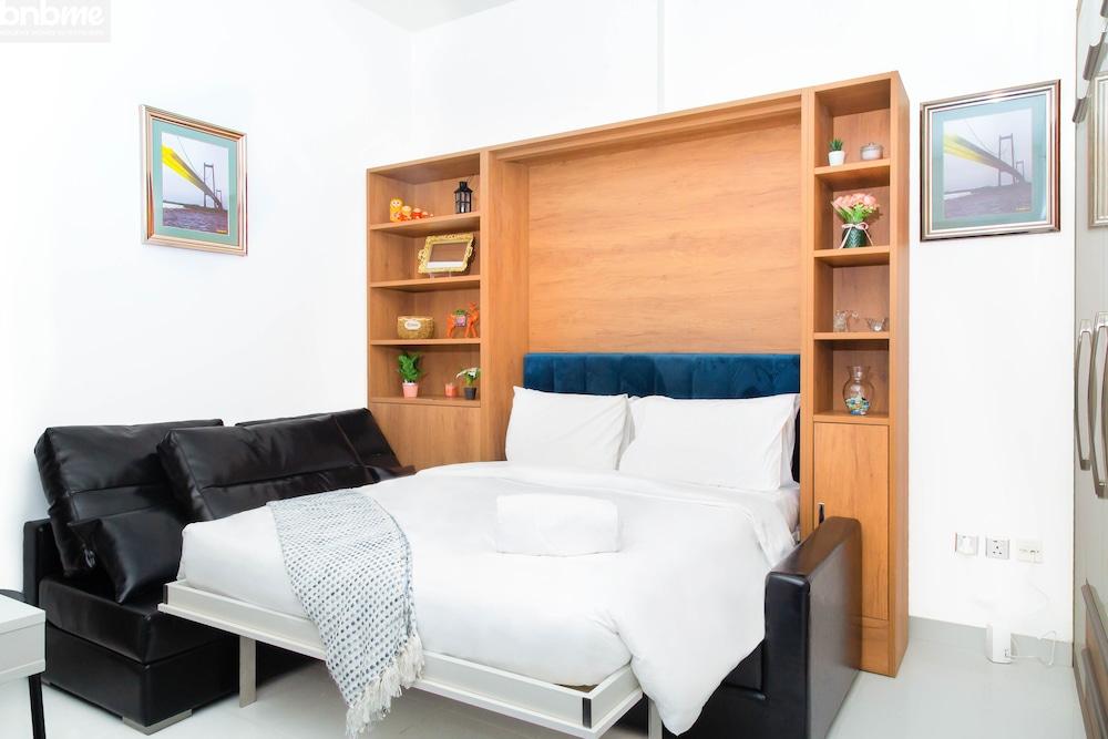 ST-Glamz-812 by bnbme homes